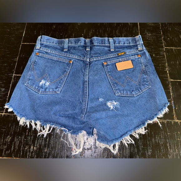 Vintage wrangler cut off Jean shorts - Picture 2 of 4